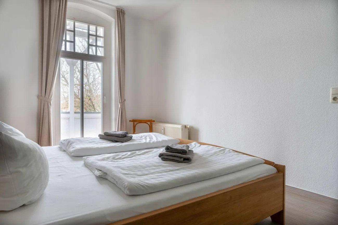 Wohnung 10 Haus Metropol 12 Ferienwohnung 10 Metropol Binz Schlafzimmer mit Zugang zum Balkon