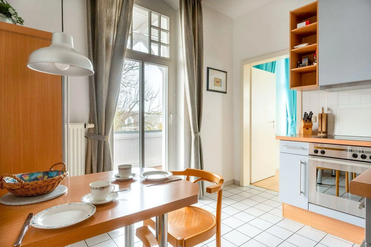 Wohnung 10 Haus Metropol 9 Ferienwohnung 10 Metropol Binz Küche mit Zugang zum Balkon