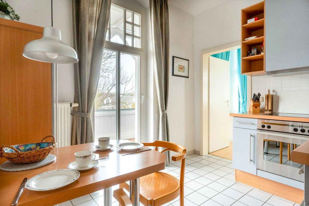 Ferienwohnung 10 Metropol Binz Küche mit Zugang zum Balkon