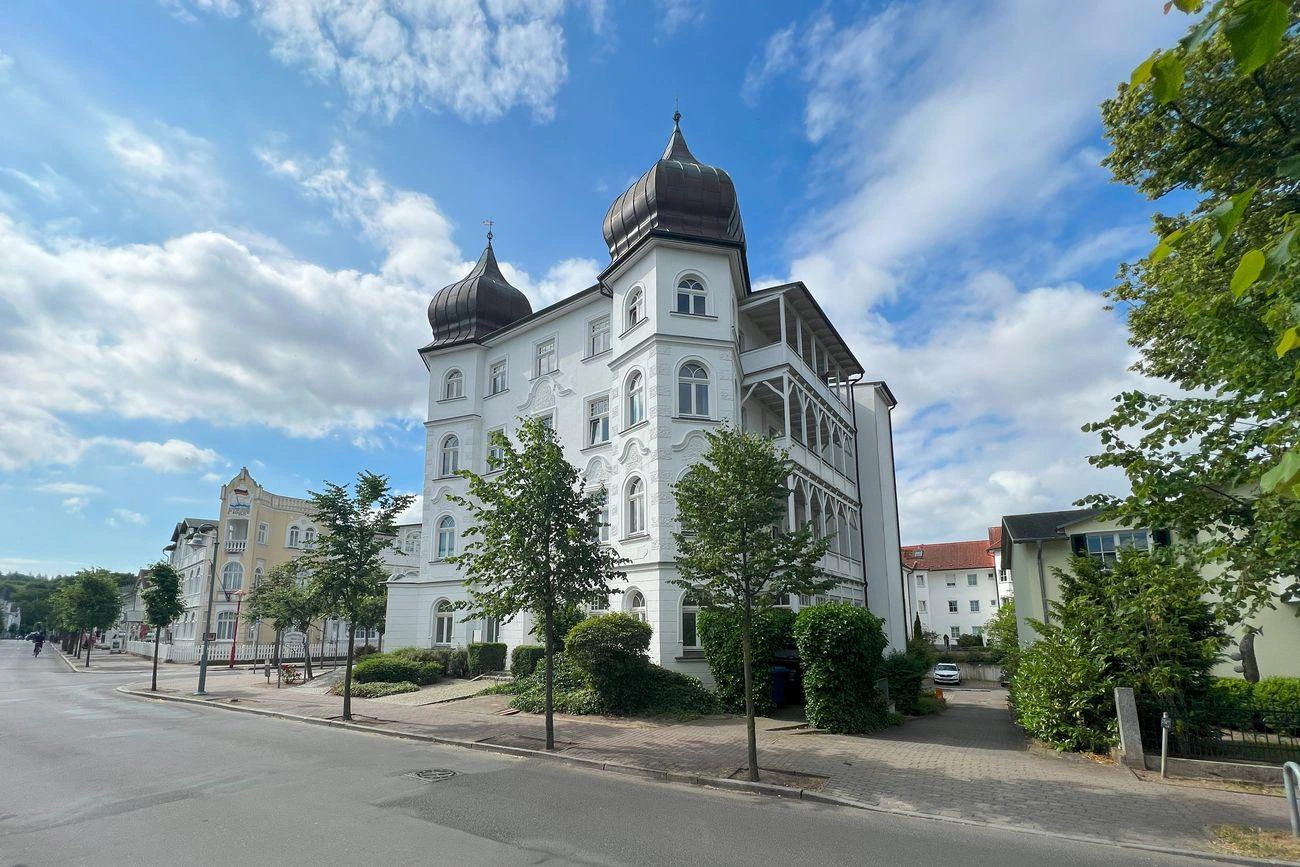Haus Metropol Binz Einfahrt zum Parkplatz