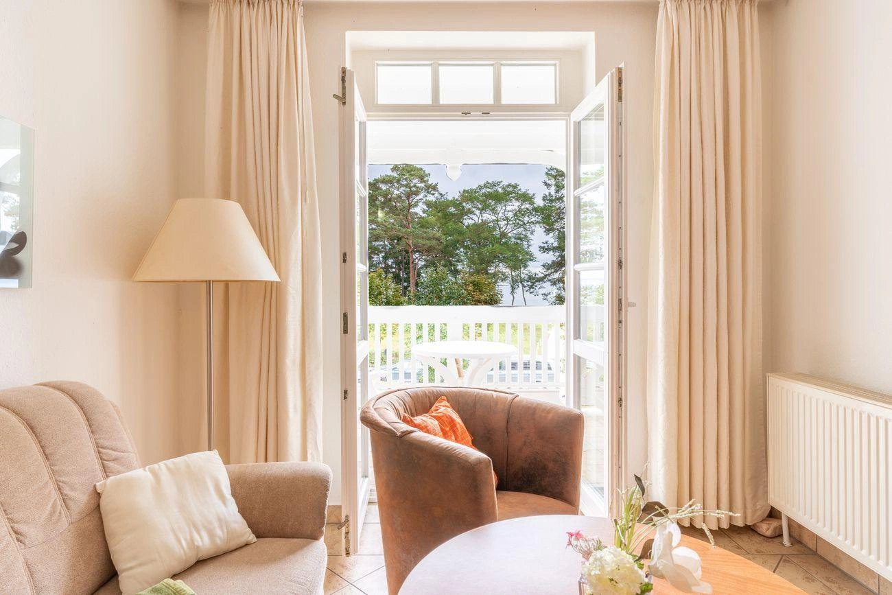 Ferienwohnung 8 Aparthotel Binz 3 Wohnbereich mit Aussicht auf den Strand von Binz