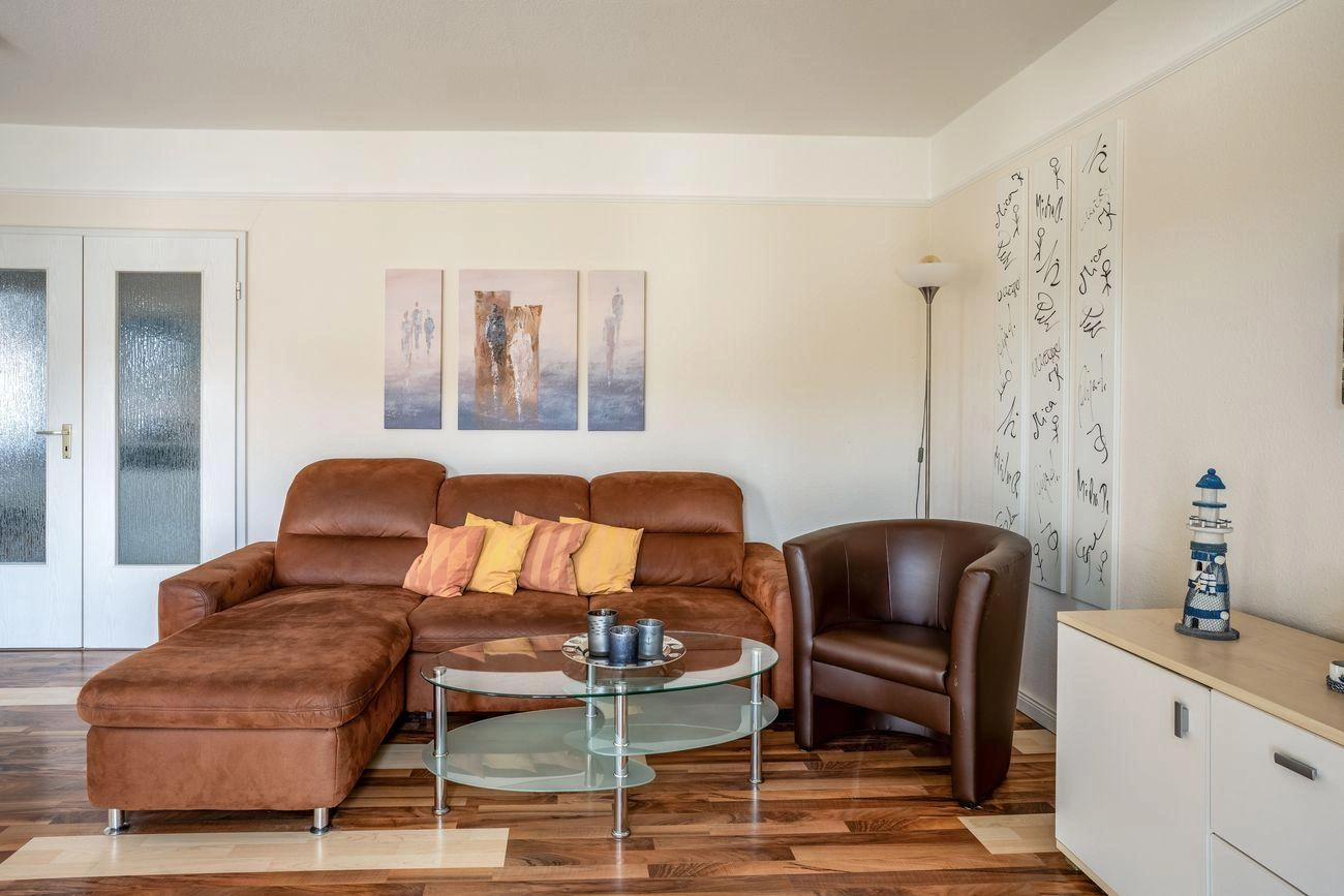 Wohnbereich mit gemütlicher Couch Ferienwohnung 10 im Haus Godewind in Binz