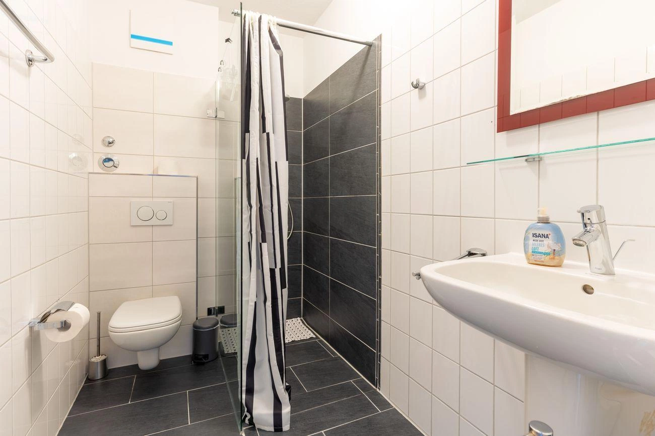 Duschbad Ferienwohnung 10 im Haus Godewind in Binz