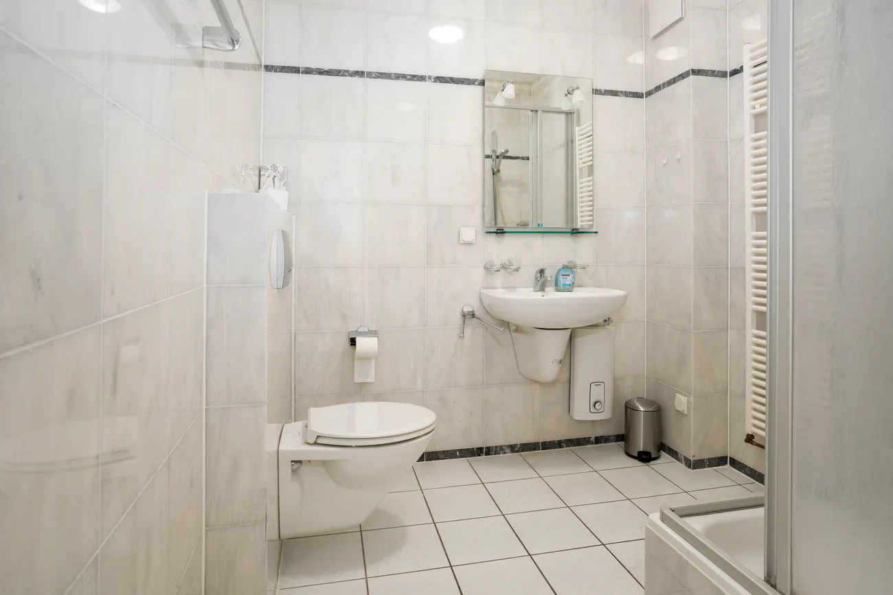 Duschbad fewo 2 Marineblau Lottumstraße Binz